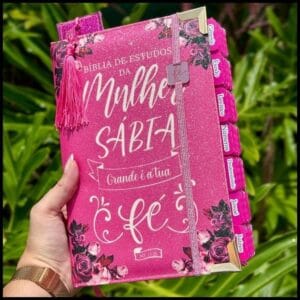 Bíblia da Mulher Sábia de Estudos 100% Glitter Pink com Abas adesivas + Elástico + Marca páginas