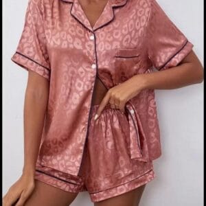 LuxeNights Conjunto de Pijama com Blusa de Cetim com Piping Contrastante em Jacquard de Estampa de Onça e Shorts