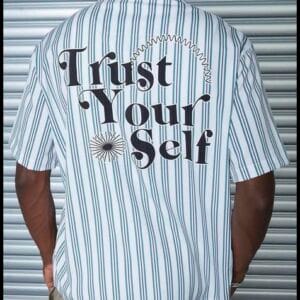 SHEIN Camisa Trust Your Self Listras Oversized Masculino Manga Curta
