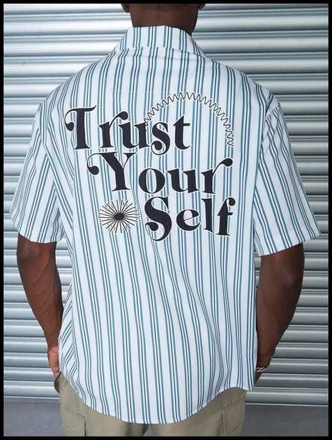 SHEIN Camisa Trust Your Self Listras Oversized Masculino Manga Curta