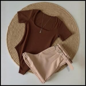 Kit Conjunto 1 Body Gola QUADRADA Neutras + Short Neutro em Alfaiataria com cinto Moda Blogueira Tendencia 2026