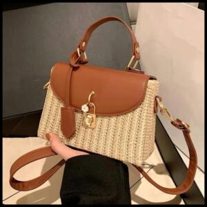 Bolsa Pequena Feminina de Mão Transversal de Palha Quadrada com Detalhe em Couro e Dourado Luxo